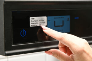 Auf einem Display sind Angaben über den Betrieb eines Küchengeräts angegeben. 20 Minuten ist die Aufheizzeit.