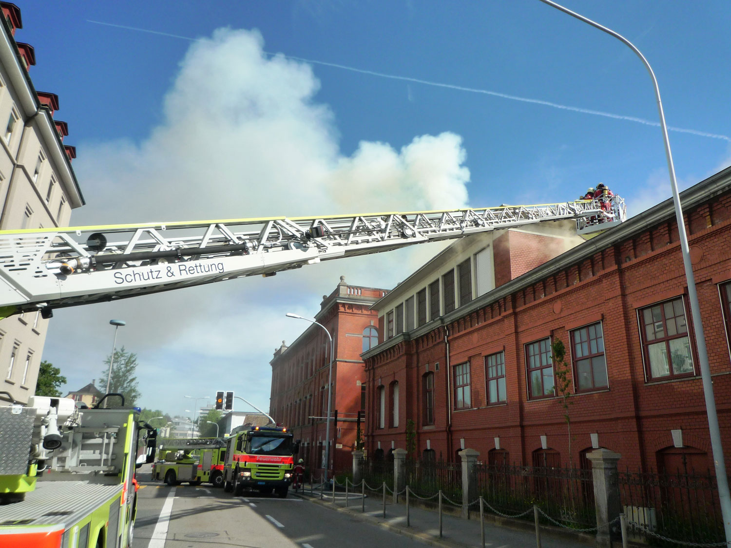 Feuerwehr vor brennemden Gebäude