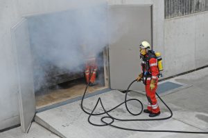 Feuerwehrmann bei einer Übung