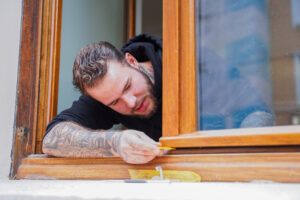 Ein Handwerker montiert ein Fenster.
